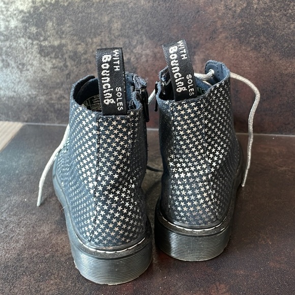 Toddler Black/Silver Stars Dr. Marten Size 13 - Picture 4 of 8